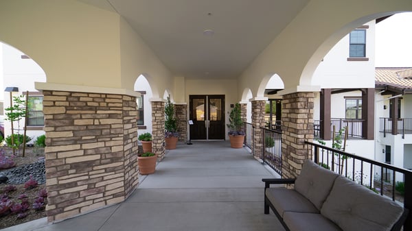 Exterior-walkway_La-Marea-Senior-Living-1