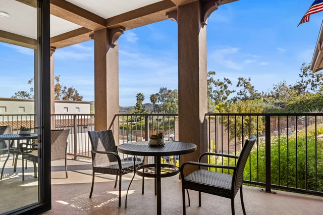 LAMA-La-Marea-002c-bistro-seating-outside