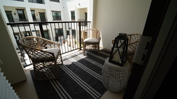Outdoor-Balcony_La-Marea-Senior-Living-1